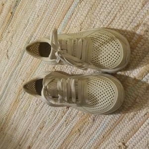 Size 7 crocs literide pacer laceup sneaker